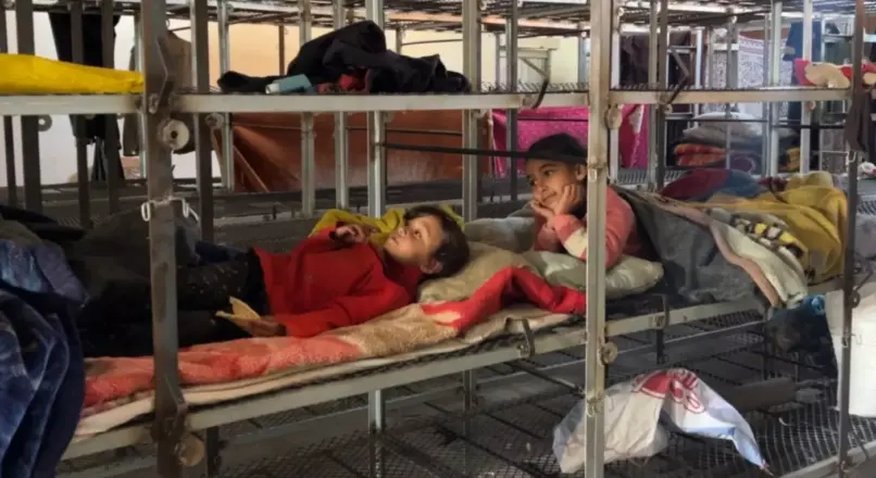 Barn i Gaza sover i hönsburar i Rafah